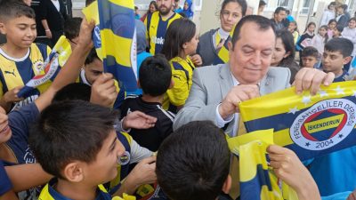 İskenderun Fenerbahçeliler Derneği Başkanı Mustafa Düzen ve yönetim kurulu üyeleri,